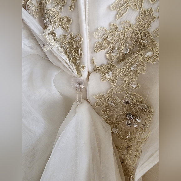 Alfred Angelo Sapphire 899 Wedding Dress - Picture 9 of 17